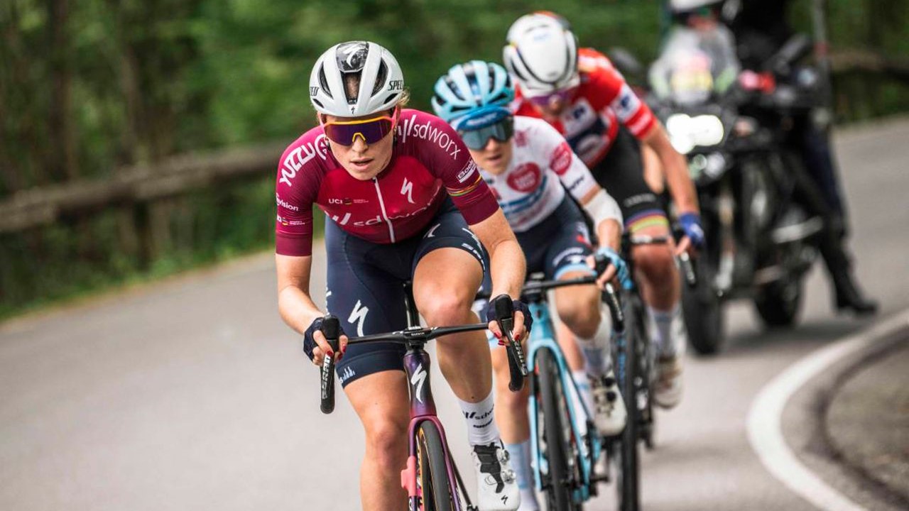 Portada Vuelta Ciclista España Femenina 2024.