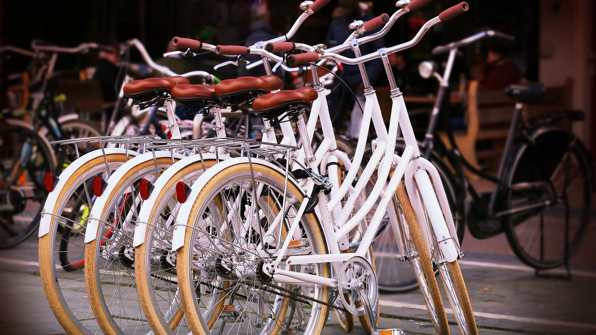 foto bicicletas de alquiler aparcadas