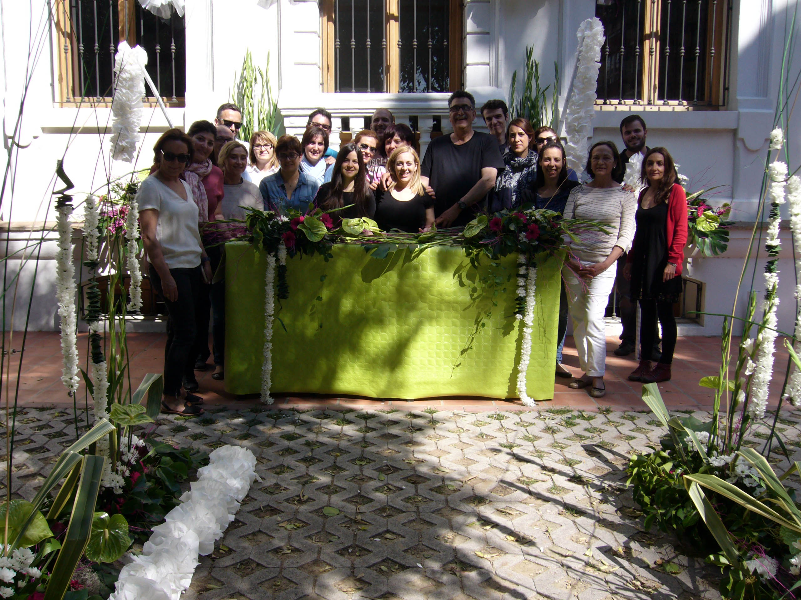Preparació fi de curs maig 2015-2016 amb els professors Kike Lleó i Raquel Carrasco. Alummos 1r curs Oficial florista.