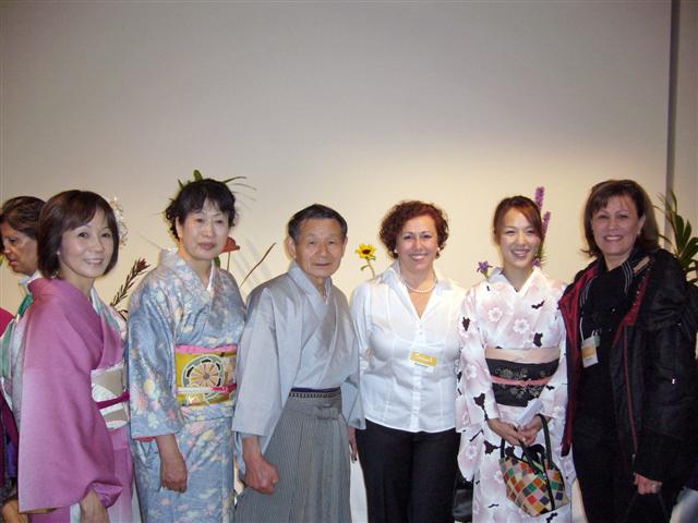 Integrants de l'Escola Ikenobo i Mestre Mutsu Seo, Julia Lorenzo i Pilar Collado de l'